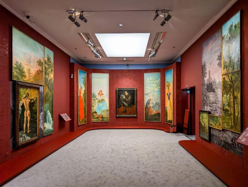 Une artiste peintre à Salon de Provence peignant un paysage sur un chevalet en plein air